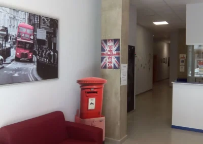 Entrada de la academia de inglés en Caravaca de la Cruz