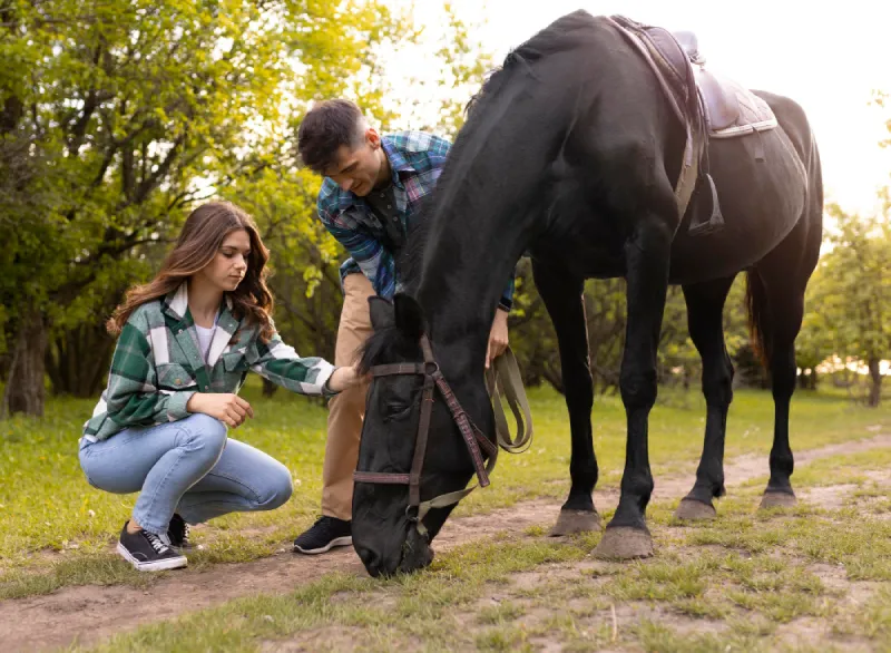 Chica y chico cuidando un caballo