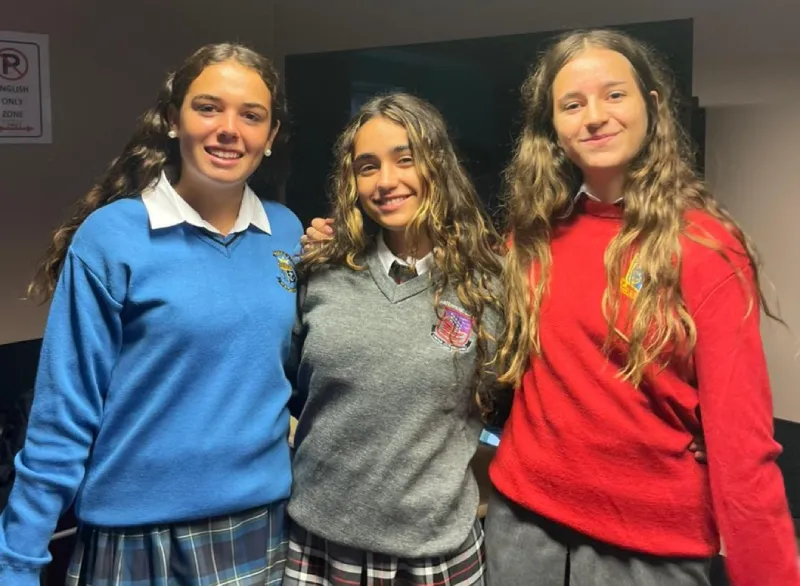 3 chicas jóvenes en uniforme escolar de instituto en Irlanda